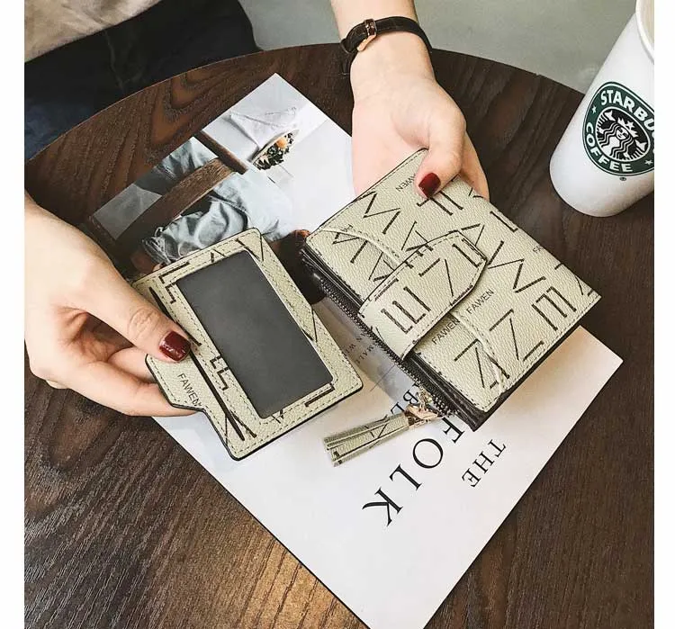 レディース財布 二つ折り 縦型 PVC 英字柄 パルシュマン ゴールド金具 リボン コンパクト 着脱可能式カード入れ 使いやすい 着脱可能式カード入れ正面画像